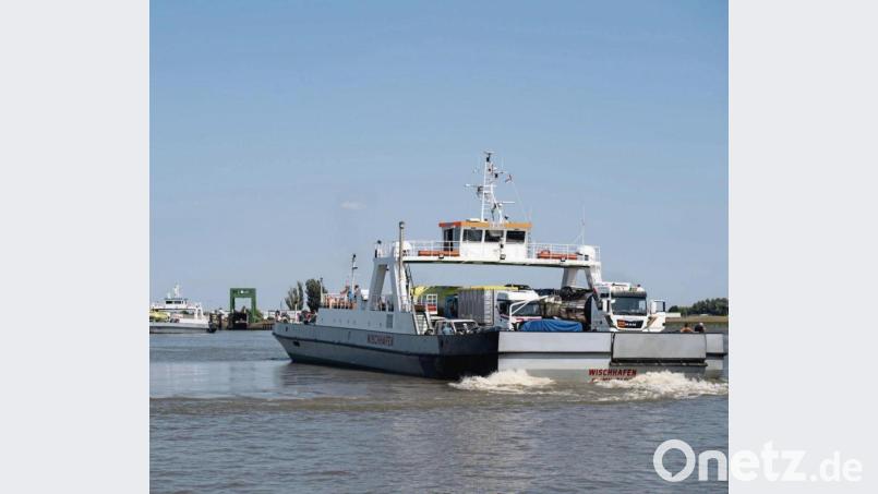 Voll beladen sind die Elbfähren Glückstadt–Wischhafen auf der Elbe unterwegs. Bild:  Daniel Reinhardt/dpa