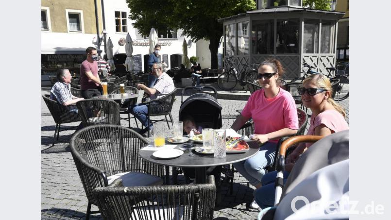 Die Wetterprognosen sind zwar nicht die besten, aber ab Samstag darf man in Amberg die Außengastronomie wieder ohne Test und Termin besuchen – so wie im vergangenen Jahr nach dem ersten Lockdown, als unser Bild auf dem Marktplatz entstand. Archivbild: Petra Hartl