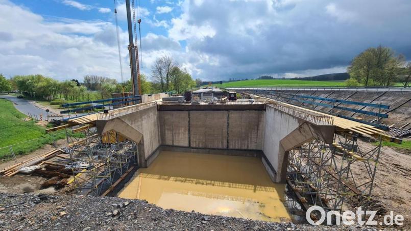 Die Brückenbaustelle bei Erbendorf: Der derzeitige Regen verzögert die Baumaßnahmen. Bild: rw