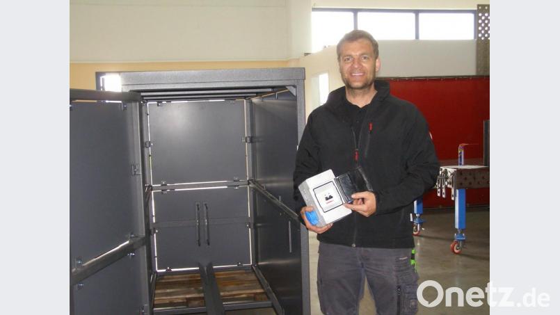 Alexander Ficht hat sich nach vielen Jahren in leitender Position bei einem Industrieunternehmen den Traum von der eigenen Bauschlosserei erfüllt. Im Bild der Industriemeister in seiner Werkstatt im Gründerzentrum Waldsassen vor einer E-Bike-Garage. In der Hand hält Ficht ein Zubehörteil für den Elektroanschluss zum Laden der Fahrrad-Akkus. Bild: pz