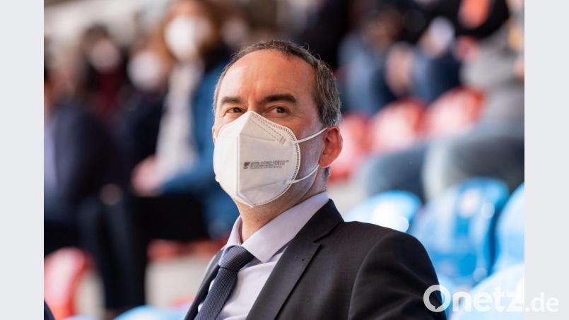 Hubert Aiwanger (Freie Wähler) sitzt auf der Landesversammlung der Partei zur Aufstellung der Liste für die Bundestagswahl im Alpenbauer Sportpark auf der Tribüne. Bild: Matthias Balk/dpa