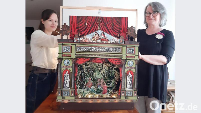 Das Papiertheater versprüht seinen ganz eigenen Charme. Inga (links) und Anja Mewes (rechts) sind mit Leidenschaft dabei. Bild: gis