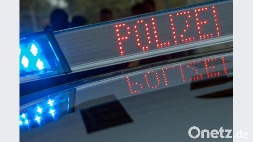 Die Polizei sucht Zeugen, die den Randalierer in Amberg am Samstagabend beobachtet haben. Symbolbild: Jens Büttner/dpa
