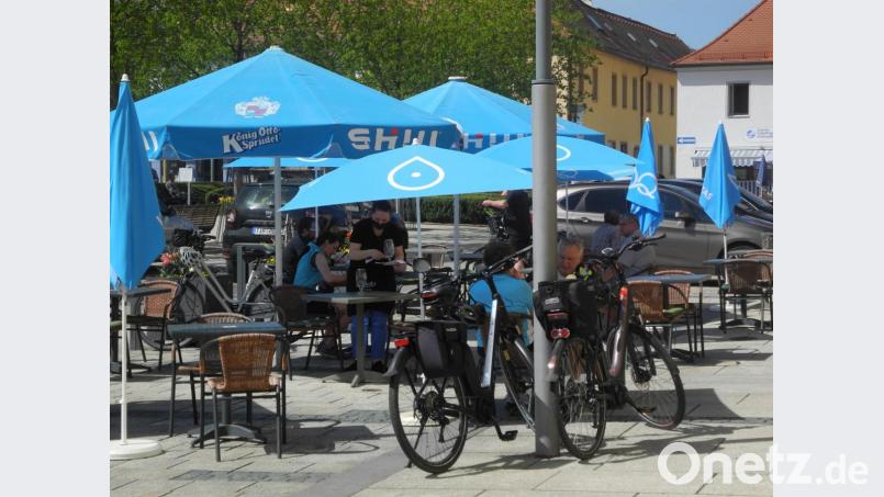 Ab Dienstag dürfen sich auch in Tirschenreuth wieder drei Haushalte bis insgesamt zehn Personen treffen und zum Beispiel auf dem Marktplatz das Café besuchen. Archivbild: as