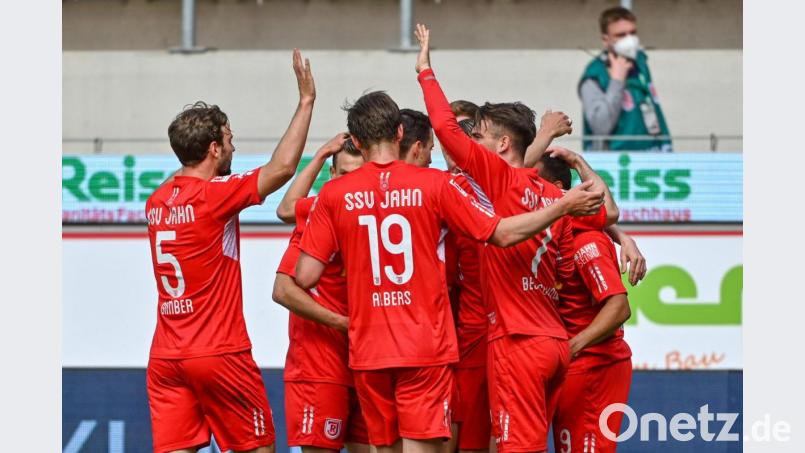 Der SSV Jahn Regensburg bejubelte am Sonntag den Klassenerhalt in der 2. Bundesliga. Bild: Armin Weigel/dpa