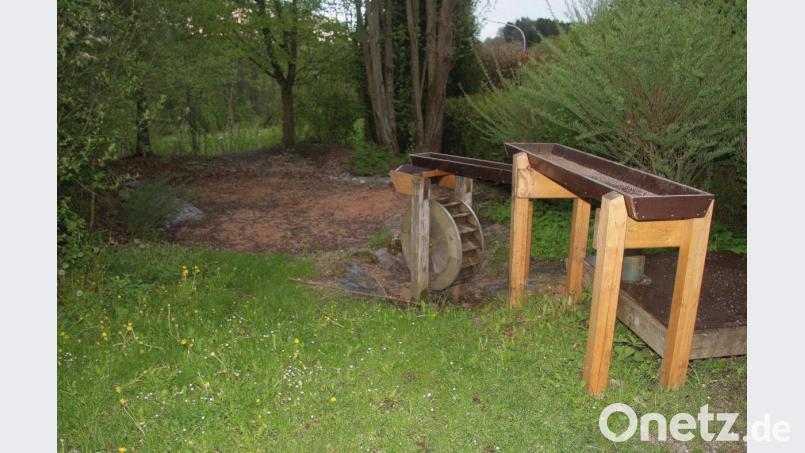 Das Wasserrad am Hanslmühl-Kinderspielplatz steht seit fast einem Jahr still. Vandalen haben nicht nur die Pumpe zerstört, sondern vergruben zudem noch gefährliche Glasscherben im Sand, klagte Bürgermeister Reger. Bild: wro