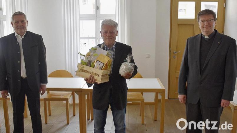 Gratulationscour und Geschenkübergabe mit (von links) Bürgermeister Joachim Neuß, Eugen Eckert und Pater Marek Flasinski. Bild: Karl Schwemmer &lt;info.karl.schwemmer@gmail.com&gt;
