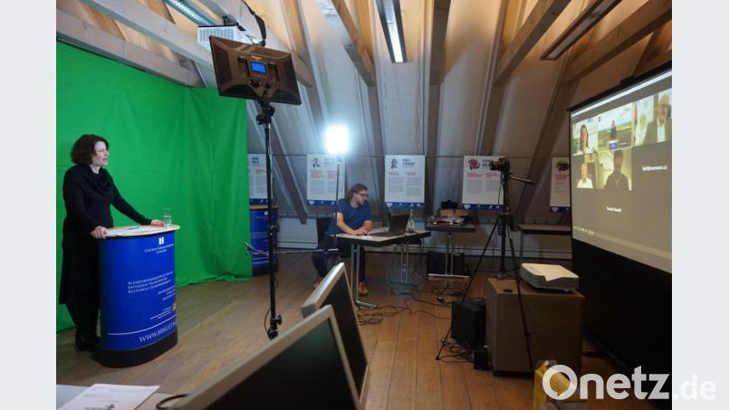 Virtuelles Studio im CeBB. Veronika Hofinger (links am Stehpult) eröffnet das Diskussionsforum, rechts Online-Redakteur David Veres am Schaltpult und auf der Leinwand die zugeschalteten Podiumsgäste. Bild: eib