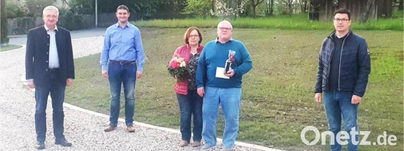 Bürgermeister Johannes Reger (links) gratulierte Stadtrat Robert Bayer (Zweiter von rechts) zum 60. Geburtstag. Mit auf dem Bild die Stadträte Markus Fütterer (Zweiter von links) und Dominik Vollath (rechts) sowie Bayers Ehefrau Elfi. Bild: njn