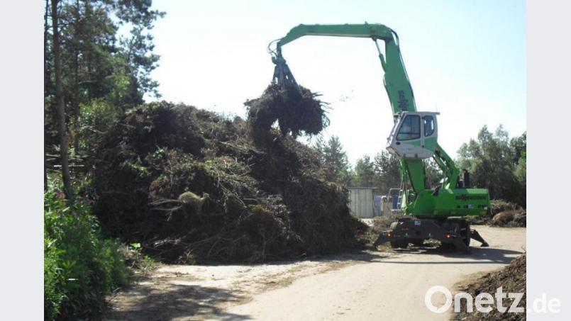 An 78 Standorten sammelt der Landkreis Neustadt Grüngut und lässt daraus Gütekompost bereiten. Eine hohe Qualität lässt sich nur dadurch erreichen, wenn ausschließlich Gartenabfälle in die Sammelcontainer gelangen, darauf macht das Landratsamt aufmerksam und warnt Müllsünder. Bild: Fa. Bergler, Weiherhammer/exb