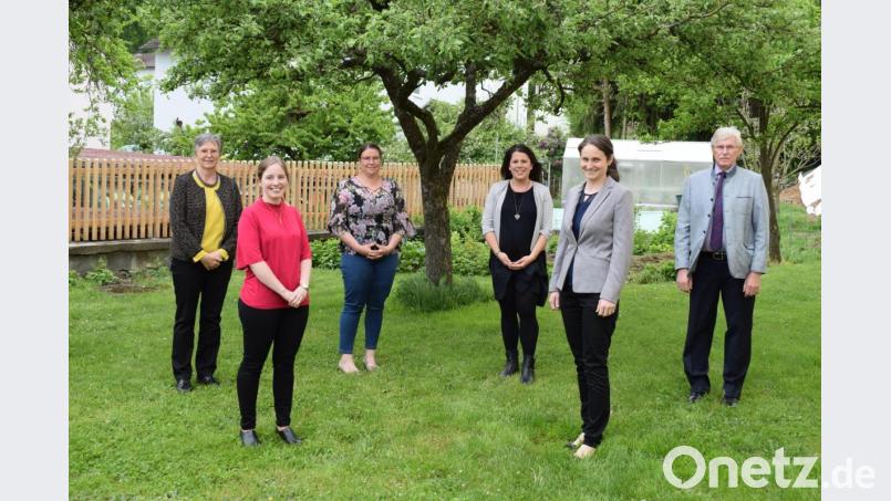 Mit der Traumnote 1,0 legten Sofia Ziegler (Zweite von links), Nina Ruhland (Dritte von links), Magdalena Kleierl (Dritte von rechts ) und Monika Schmidt (Zweite von rechts) ihre Prüfung zur Hauswirtschafterin ab. Über das tolle Ergebnis freuten sich Seminarleiterin Elisabeth Beer (links) und Schulleiter Georg Mayer (rechts). Bild: bnr