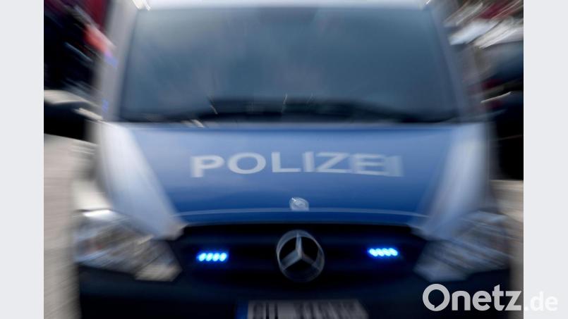Jetzt ermittelt die Polizei wegen der tot aufgefundenen Greifvögel. Symbolbild: Carsten Rehder/dpa