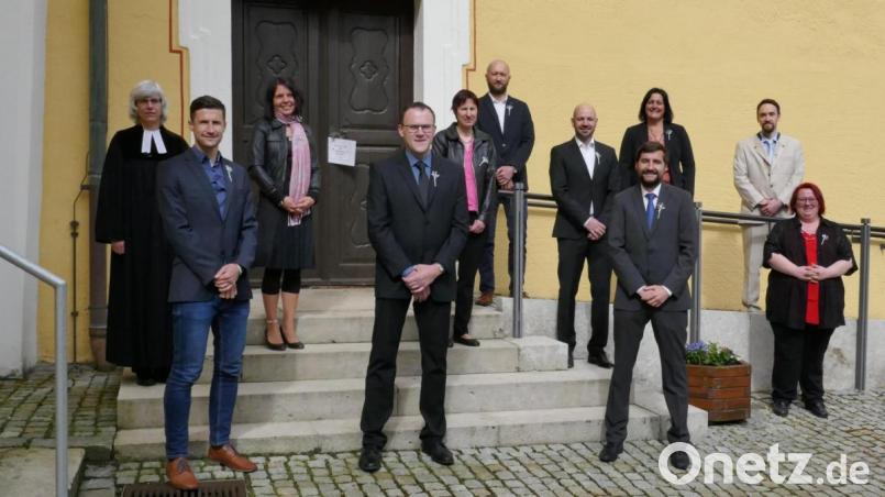 Zehn silberne Konfirmanden feierten mit Pfarrerin Häberlein das Gedächtnis ihrer Konfirmation. Bild: wku