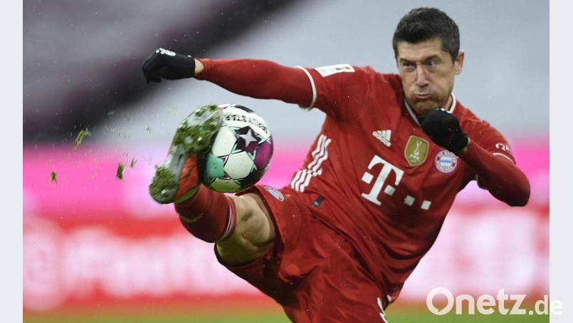 Bayerns Robert Lewandowski kann sich mit einem Treffer im letzten Heimspiel am Samstag gegen den FC Augsburg zum alleinigen Rekord-Torschützen der Bundesliga-Geschichte krönen. Archivbild: Andreas Schaad/dpa