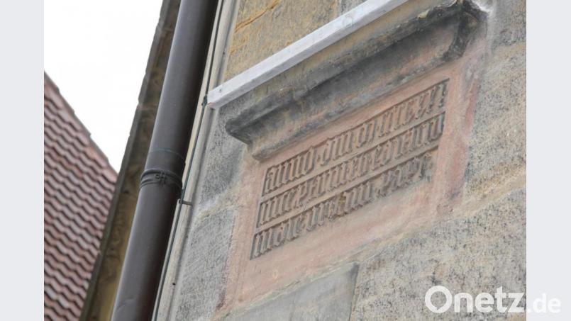 In lateinischer Sprache steht auf der neu restaurierten Gedenktafel: „Im Jahre 1421 ist dieses Bauwerk begonnen worden am Tage des Papstes Urban." Bild: ads