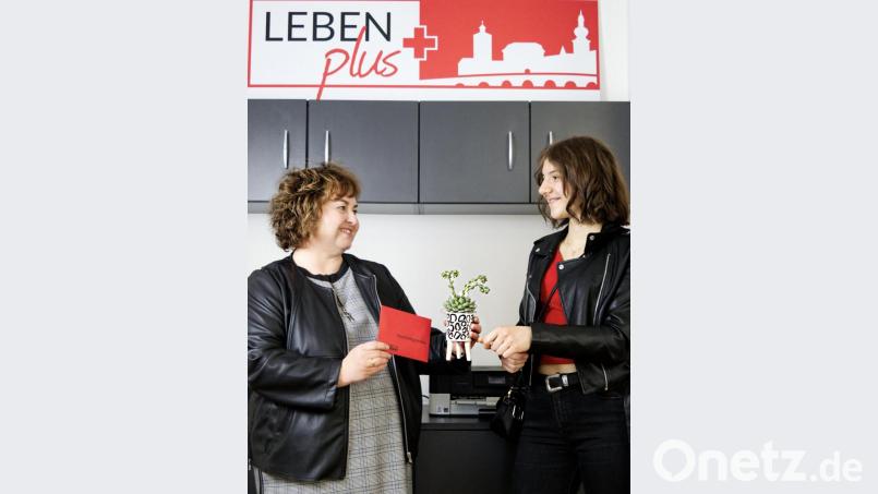 Quartiersmanagerin Cornelia Stahl (links) begrüßte Tatjana Naber als weitere ehrenamtliche Kraft bei „Leben plus“. Bild: Leben plus/exb