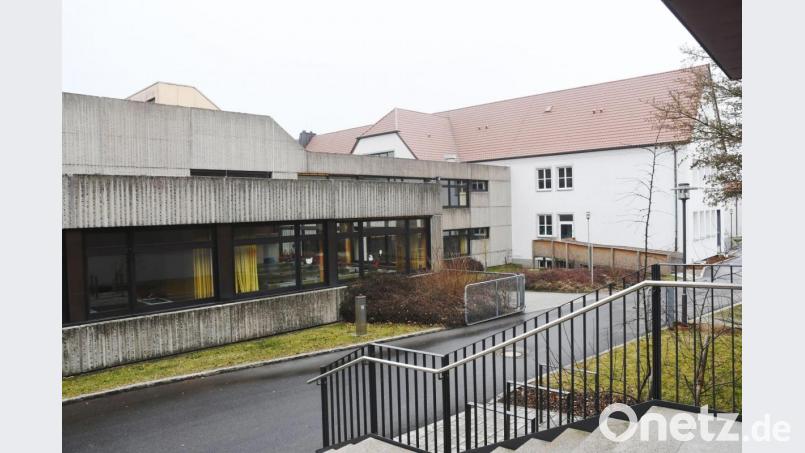 Das weiße Schulgebäude (rechts) soll nach dem Willen der SPD erhalten werden. Am Abriss des maroden 70er-Jahre-Betonbaus führt ihrer Meinung nach kein Weg vorbei. Bild: Gabi Schönberger