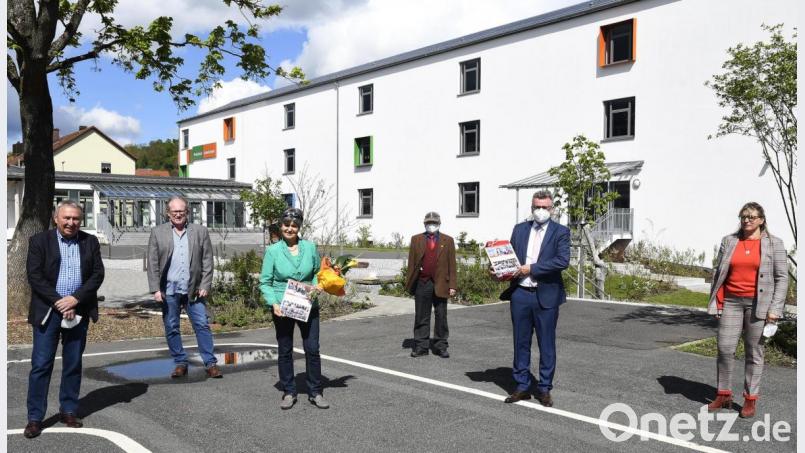 Ehrung der SPD-Stadtratsfraktion mit (von links) Achim Bender, Armin Rüger, Dritter Bürgermeisterin Hildegard Geismann, Altbürgermeister Gerd Geismann, Erstem Bürgermeister Michael Göth sowie Bettina Moser. Bild: Petra Hartl