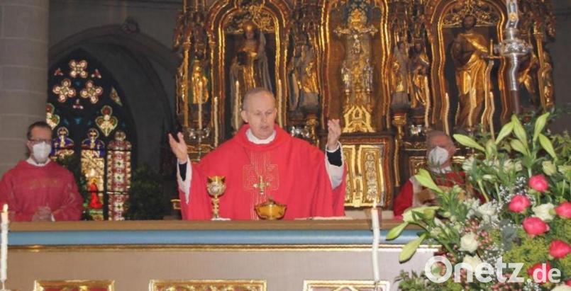 Weihbischof Reinhard Pappenberger (Mitte) zelebrierte den Jubelgottesdienst. Links neben ihm ist Stadtpfarrer Thomas Helm zu sehen. Bild: ads