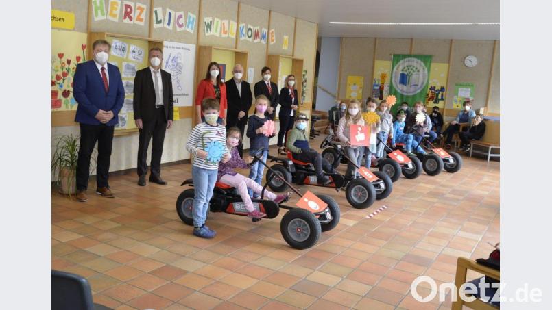 Einen Gewinn für die Verkehrssicherheit versprechen sich (von links) Bürgermeister Stefan Braun, Schulamtsdirektor Gerald Haas, Rektorin Ulrike Hampel-Sperlich, der Initiator Hermann König sowie Michael Püttner und Kathrin Schmidt von der Sparkasse Amberg-Sulzbach. Bild: Christine Demleitner-Breunig