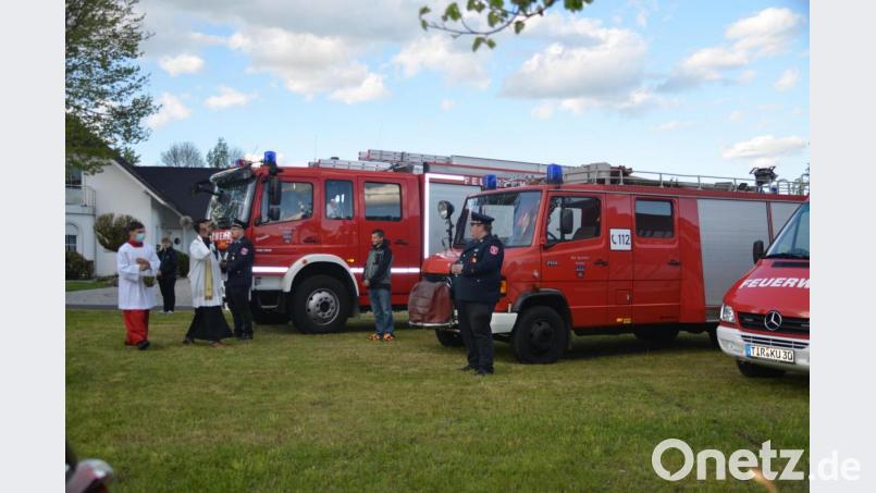Pfarrvikar Dr. Justin Kishimbe (Zweiter von links) bei der Segnung der Feuerwehr-Fahrzeuge. Daneben erbat er für rund 40 weitere Autos, Motorräder, Traktoren und E-Bikes den Segen Gottes. Bild: ak