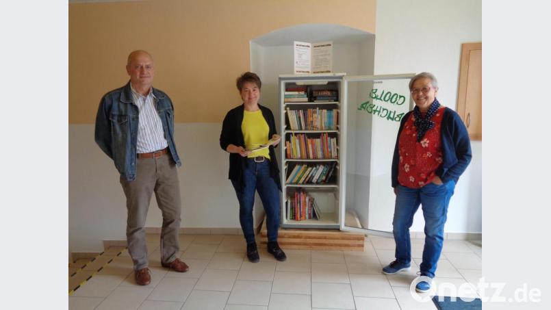 Monika Ermer (rechts) erklärt in Winklarn die Handhabung der Bücherschränke. Bürgermeisterin Sonja Meier und ihr Thansteiner Kollege Walter Schauer informieren sich über das Projekt. Bild: amö