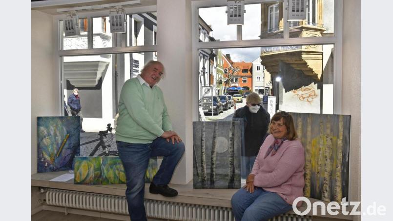Hauseigentümer Stefan Reuther (links) und Künstlerin Angelika Meitzel (rechts) in der Pop-Up-Schaufenster-Galerie in der Georgenstraße 37. Von draußen wird schon mal neugierig geschaut, was drinnen zu sehen ist. Bild: Petra Hartl