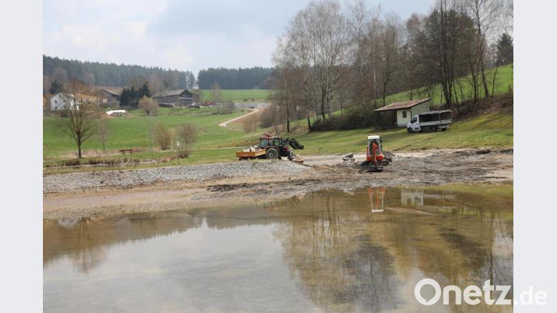 Nur durch den Rückbau zum Naturteich darf der Badeweiher weiter genutzt werden, ohne Kommune und Bürgermeister haftungsrechtlich in Gefahr zu bringen. Bild: akp