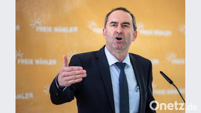 Landesversammlung Freie Wähler Bayern

22.05.2021, Bayern, Unterhaching: Hubert Aiwanger, Wirtschaftsminister und Landesvorsitzender der Freien Wähler in Bayern, spricht auf der Landesversammlung der Partei zur Aufstellung der Liste für die Bundestagswahl im Alpenbauer Sportpark. Foto: Matthias Balk/dpa +++ dpa-Bildfunk +++ Bild: Matthias Balk/dpa