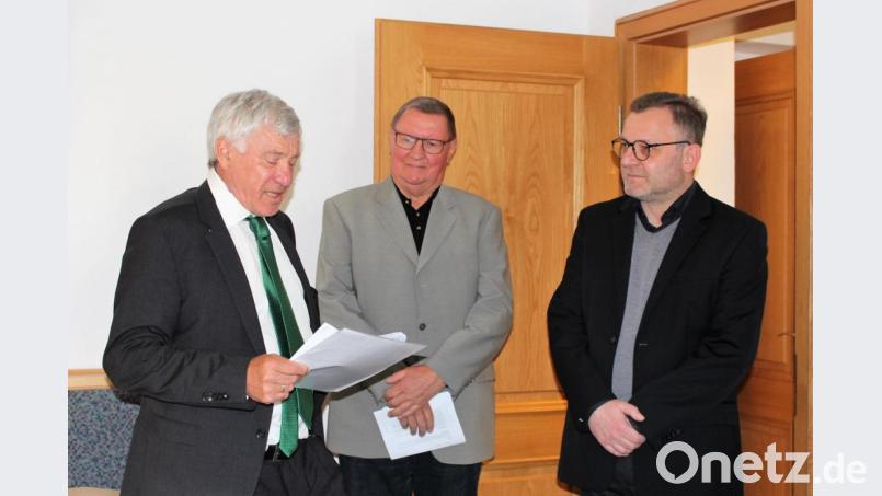 Bundestagsabgeordneter Alois Karl (links) hat es schriftlich: 450.000 Euro Sanierungshilfe kommen der Kirche St. Georg zugute. Sehr zur Freude von Kirchenpfleger Hans Paulus (Mitte) und Dekan Markus Brunner (rechts). Bild: Williamson, Dagmar