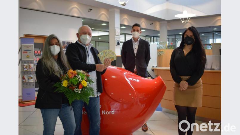 Losglück für zwei Kunden der Sparkasse Oberpfalz Nord beim PS-Sparen: Das Ehepaar Monika und Helmut Wieland (von rechts) erzielte einen 10.000-Euro-Gewinn. Es gratulierten Beraterin Sabrina Rosner und Geschäftsstellenleiter Manuel Waller (von links). Bild: szl