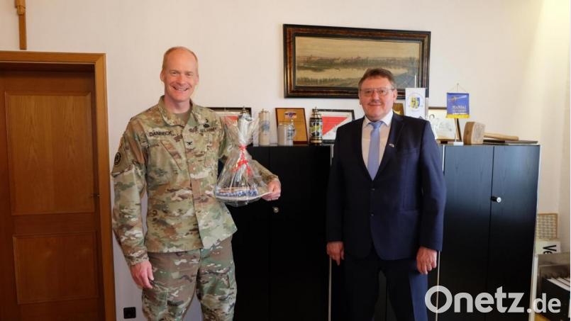 Colonel Christopher Danbeck (links) und Bürgermeister Hans-Martin Schertl trafen sich zu einem Informationsaustausch im Vilsecker Rathaus. Bild: Stefanie Gradl