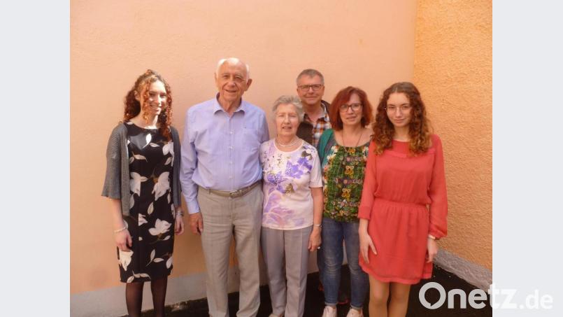 Jubilarin Karin Bösl mit Ehemann Alfons und der Familie ihrer Tochter Martina. Bild: bk