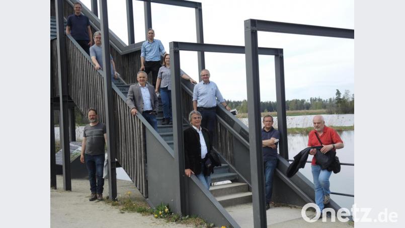 Vertreter der Regierung der Oberpfalz, des Landkreises, der Naturschutzverbände, der Jagd und Fischerei trafen sich zum Gedankenaustausch in den Waldnaabauen. Bild: Landratsamt Tirschenreuth/exb