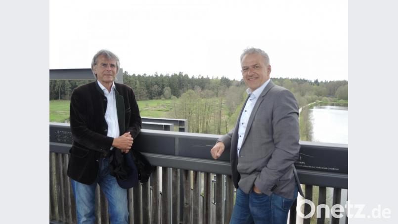 Regierungspräsident Axel Bartelt (links) und Landrat Roland Grillmeier beim Gipfeltreffen auf der Himmelsleiter. Bild: Landratsamt Tirschenreuth/exb