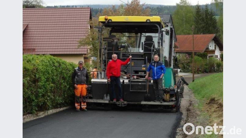 Albert Hofmann von der Verwaltungsgemeinschaft Neusorg (rechts) und Bürgermeister Hubert Kraus von der Gemeinde Pullenreuth (Mitte) machten sich vor Ort ein Bild vom Fortschritt der Asphaltierungsarbeiten. Links Polier Paul Giesbrecht von der Firma Hilgarth. Bild: twg