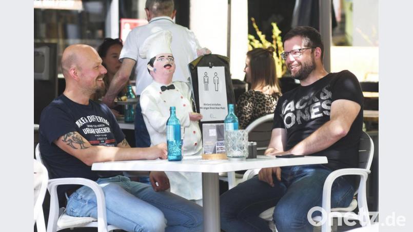 Zwei Personen an einem Tisch in Weiden. Ab Montag dürfen drei Hausstände gemeinsam Essen gehen. Archivbild: Gabi Schönberger