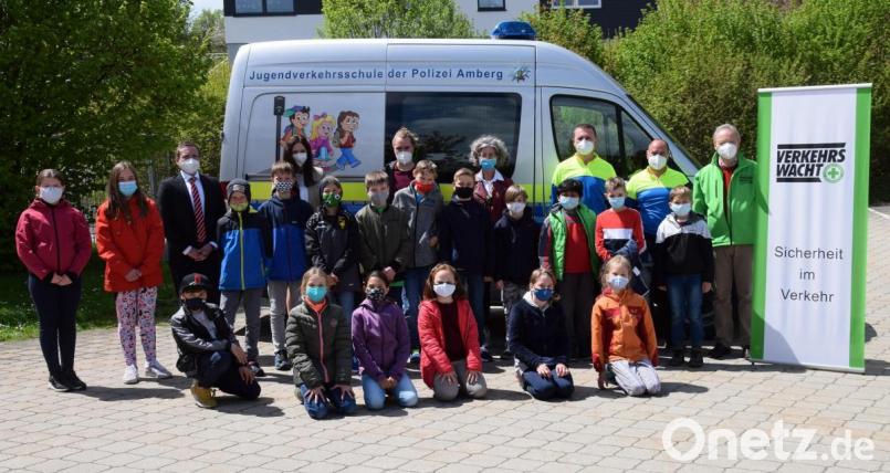 Stolz sein können die Viertklässler der Erasmus-Grasser-Grundschule auf ihren ersten Führerschein. Die Ausbildung leiten die beiden Verkehrserzieher Markus Neumeyer und Harald Heselmann zusammen mit Klassenleiter Lukas Hofmann. Bild: bö
