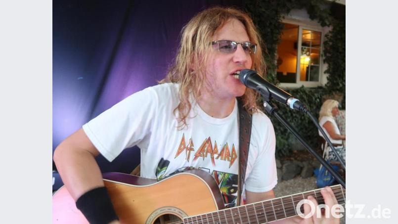 Mathias &quot;Lemmy&quot; Kiener rockt unplugged. Bild: Kunz