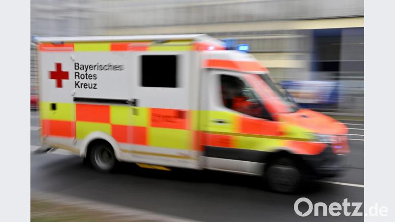 Das BRK brachte den schwerverletzten Jungen ins Krankenhaus. Symbolbild: Peter Kneffel/dpa