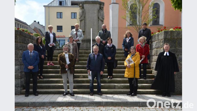 Friedrich Münchmeier aus Vohenstrauß (vorne, links) beging Diamantene Konfirmation alle anderen das goldene Jubiläum. Der evangelische Stadtpfarrer Dieter Schinke (rechts) erinnerte an die 70er Jahre. Stellvertretender Vertrauensmann, Uli Münchmeier (hinten, rechts) wünschte den Teilnehmern trotz der schwierigen Umstände durch die Pandemie ein schönes Fest. Bild: dob