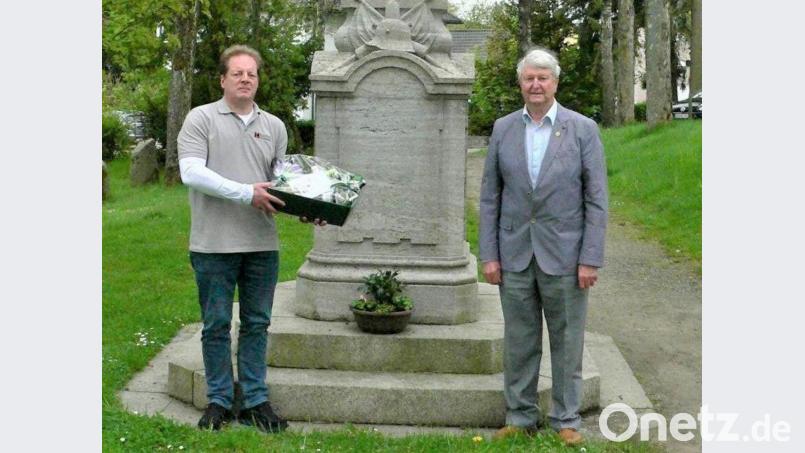 Der Vorsitzende der Kolpingfamilie Oberviechtach, Thomas Schwingl (links), erinnerte an Josef Niederalts vielfältigen Einsatz und übergab an der Mariensäule in der Allee ein Geschenk. Bild: lg