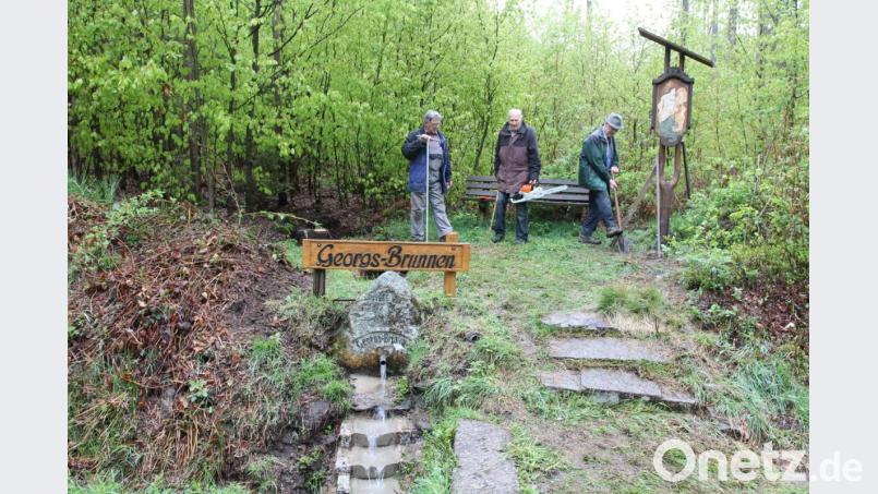 Anton Pöpperl und Willibald Reil (von rechts) säubern mit Manfred Janker als Abschlussaktion die Anlage am Georgs-Brunnen. Bild: pi