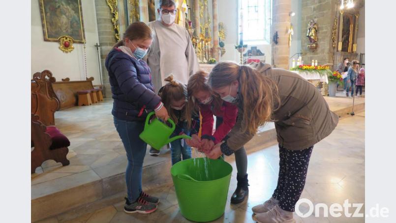 Der Heilige Geist wirkt belebend wie kühles Wasser: Dies konnten die Kinder beim Familiengottesdienst an einer der vier Erfrischungsstellen erfahren. Bild: jzk