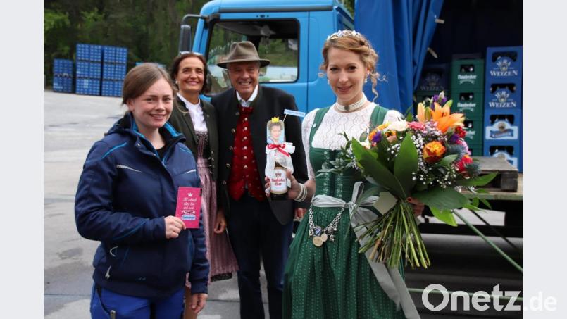 Die frisch gekürte Bayerische Bierkönigin Sarah Jäger (rechts) wurde in der Schlossbrauerei Naabeck von Brauerei-Chef Wolfgang Rasel (Zweiter von rechts) und seiner Gattin Sybille (links daneben), sowie Bier-Sommelière Lisa-Maria Simon (links) empfnagne. Bild: Thomas Dobler