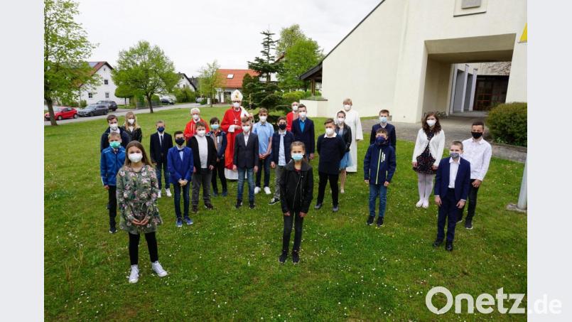 Die Firmlinge der 6. Klasse mit Weihbischof Josef Graf, den Ruhestandsgeistlichen Josef Beer und Josef Dotzler sowie der Gemeindereferentin Kathrin Blödt (hinten, von rechts, neben dem Weihbischof). Bild: wec