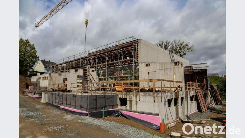 In Erbendorf wird neben der Grund- und Mittelschule eine Schwimmhalle gebaut. Dafür gibt es vom Freistaat Bayern 1,5 Millionen Euro. Bild: Roland Wellenhoefer