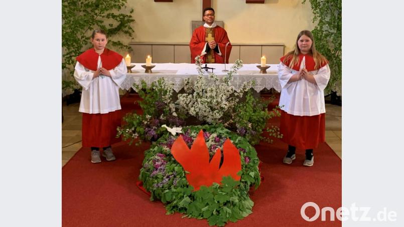 Am Pfingstmontag nach dem Gottesdienst nahm Kaplan Justin Kishimbe und die beiden Ministrantinnen Maria und Hannah Etterer kurz ihre Masken für ein Erinnerungsfoto ab. Bild: mez