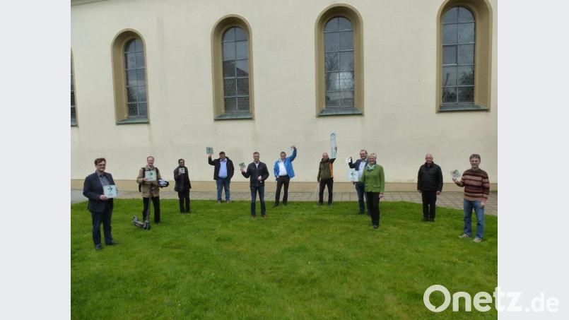 Die fertiggestellte Beschilderung und damit den Simultankirchen-Radweg Nummer 5 sichtbar machen, dies wollen symbolisch die Vertreter der Kirchen und Kommunen vor der Dreifaltigkeitskirche in Freihung. Bild: bk