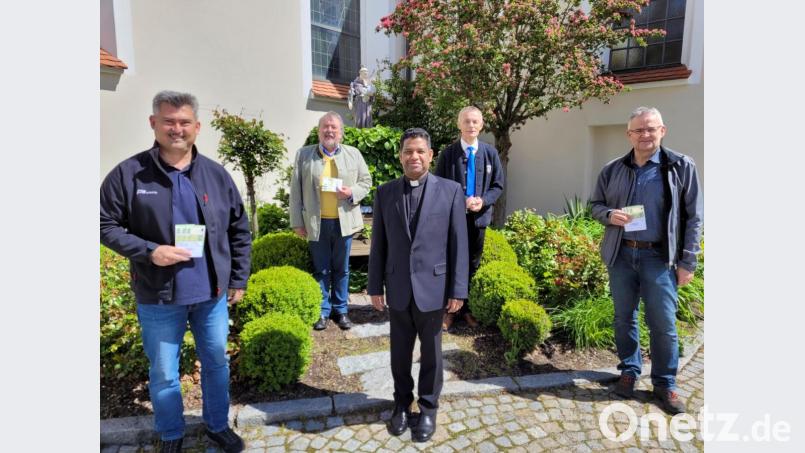 Die Vertreter der Kirchenverwaltungen Manfred Piehler (Rottendorf, links), Hermann Gebhard (Pfreimd Zweiter von links) und Thomas Kastner (Neunaigen, rechts) freuen sich über insgesamt 1200 Euro, die Präfekt Alois Kleierl (Zweiter von rechts) und Pater Georg Parampilthadathil (Mitte) überreichen. Bild: hir